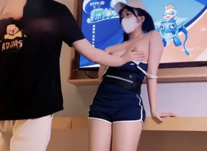 Người bán TV xinh đẹp cùng khách hàng may mắn