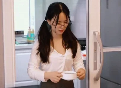 Bạn học trong khi người quen trong xóm chén