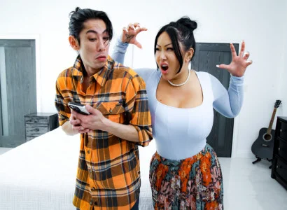 Con trai kia đưa mẹ kế xăm trổ hàng múp đạt cực khoái